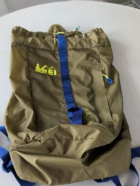 REI Flash 18 Olive Green Pack W/Blue Strap & Neon AccentsUnisex Hiking Camping